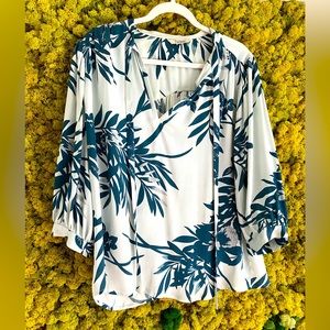 Gorgeous 100% silk Hawaiian print blouse Tucker NYC w quarter length sleeves
